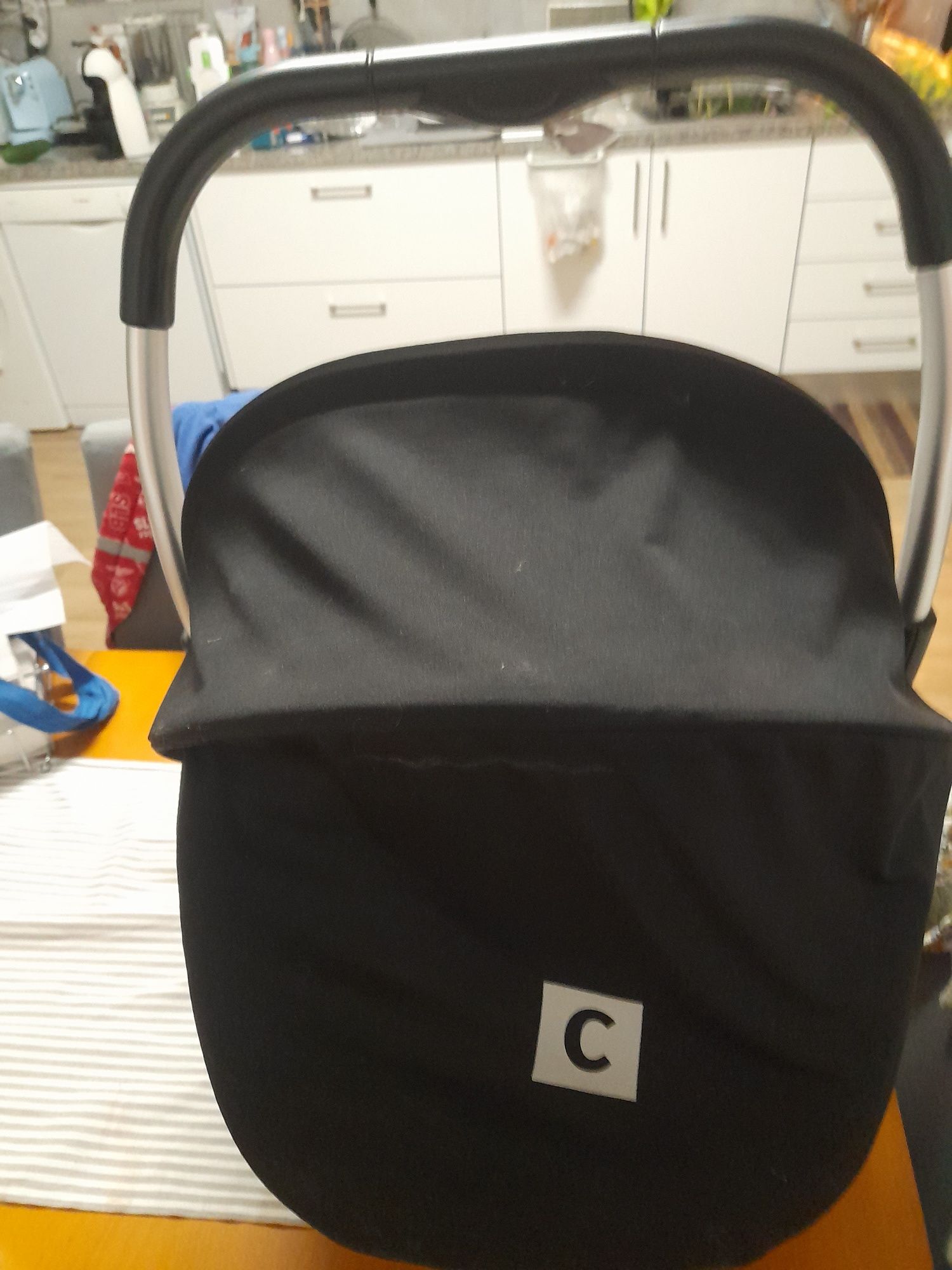 Ovo bebê preto e cinzento.