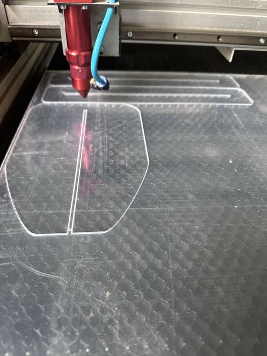 Лазерне різання акрилу та ПЕТ • порізка листових пластиків