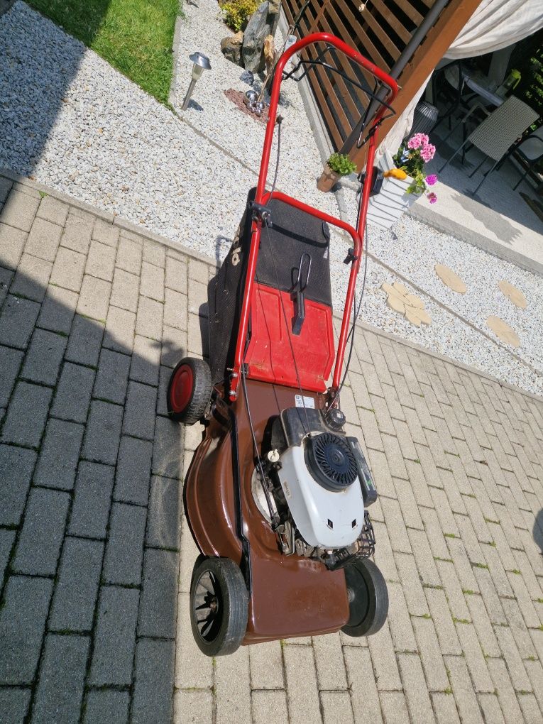 Kosiarka spalinowa z napędem.