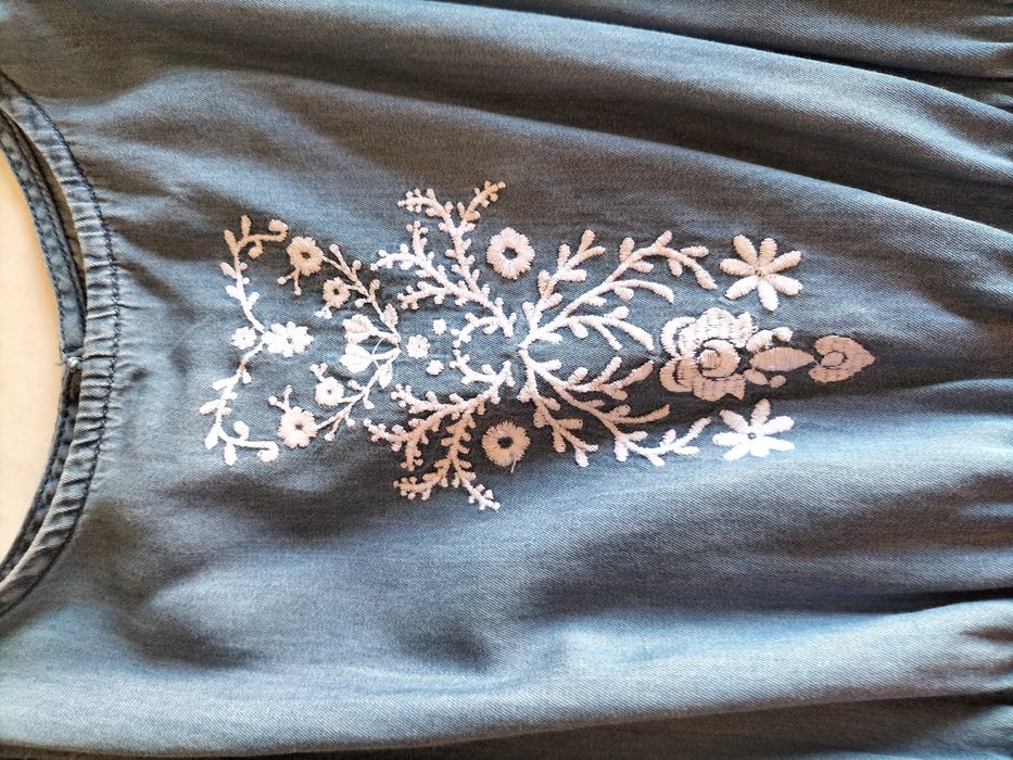 Vestido de ganga com bordados Lefties