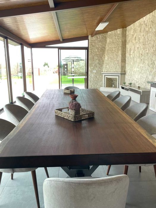 Mesa em madeira exótica em prancha única.Solid wood tables