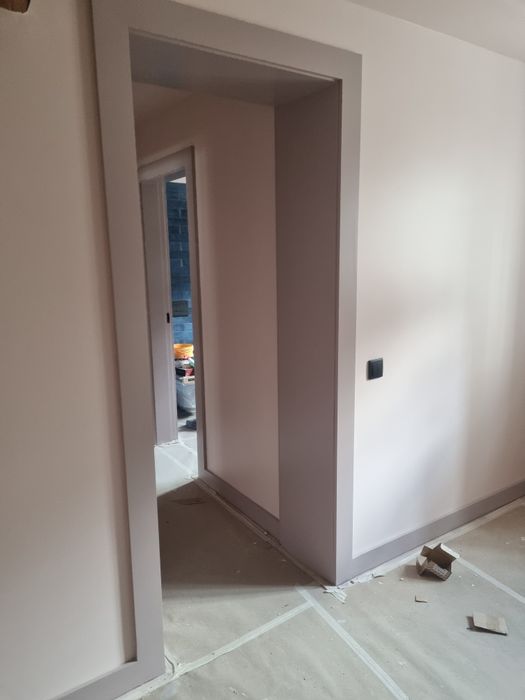 Instalação de portas interiores e colocação de piso