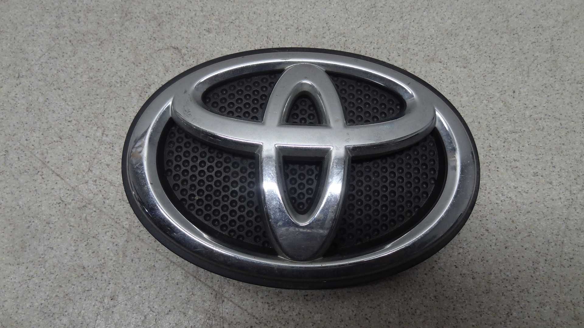 Toyota avensis T27 lift 12-15 znaczek logo emblemat
