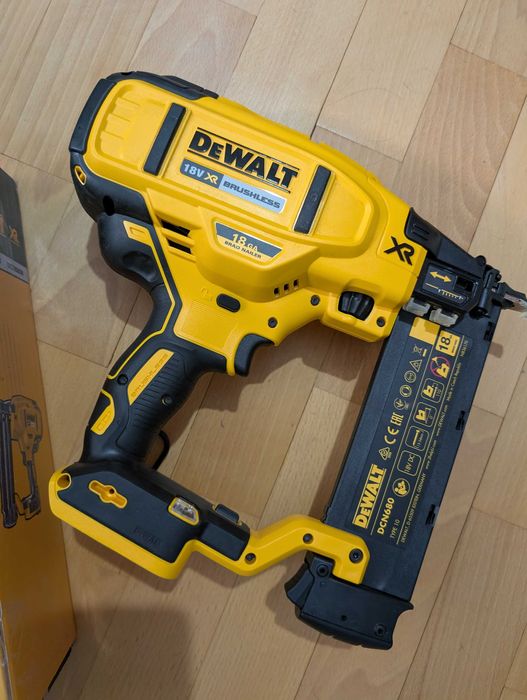 Акумуляторний цвяхозабивний пістолет DeWALT DCN680 з Британії