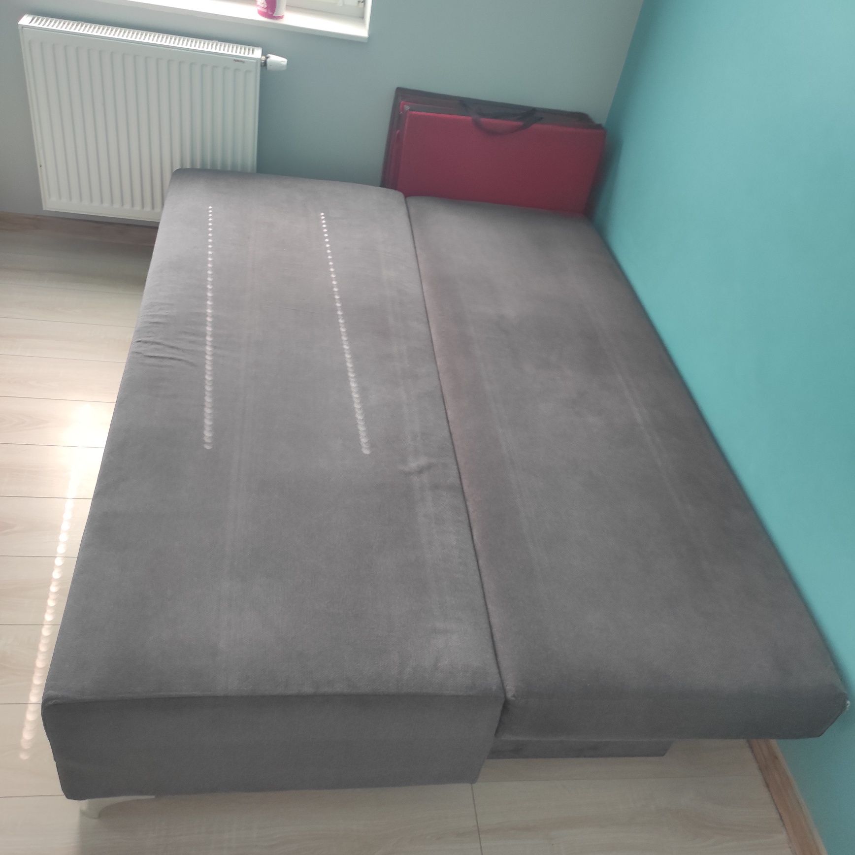 Rozkładana sofa dwuosobowa z pojemnikiem na pościel