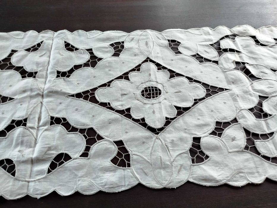 Um individual de mesa de jantar bordado a máquina