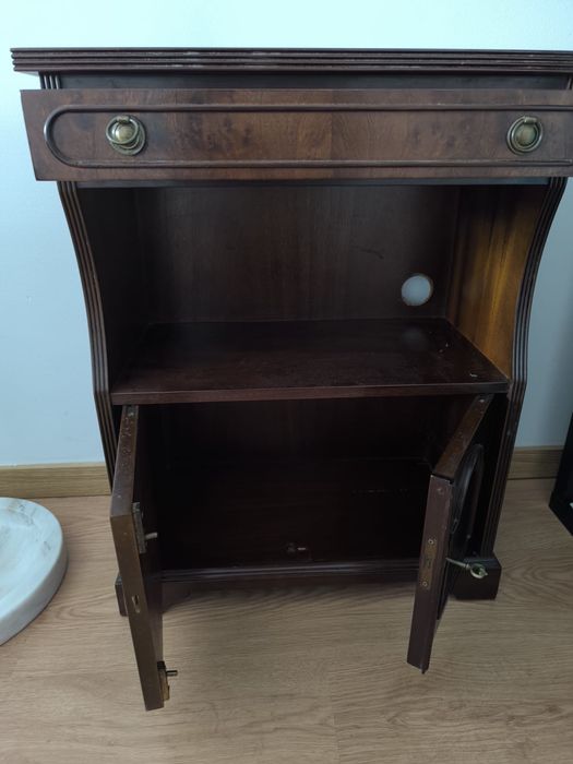 Movel antigo muito bonito