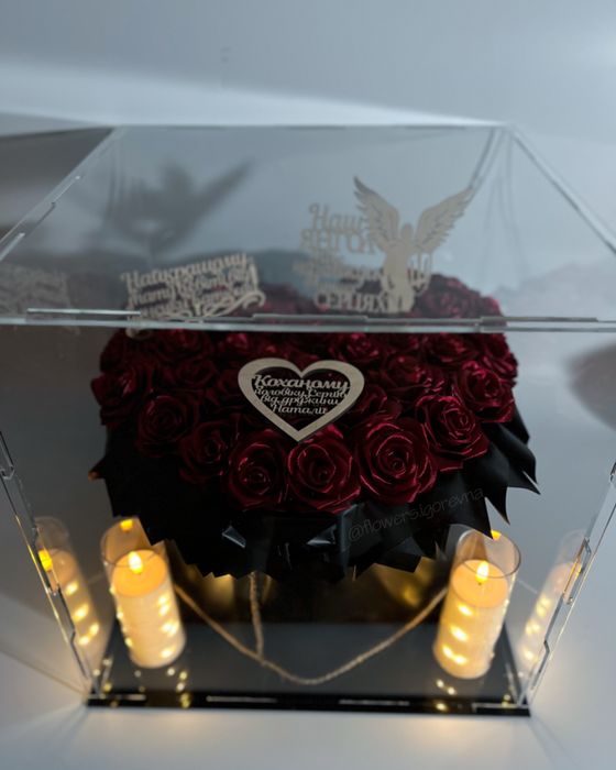 Памʼятна композиція з атласних троянд