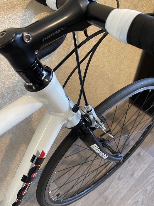 Продам велосипед шосейний Bianchi 
Повністю готовий до сезону 
Стан 4+
