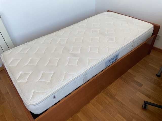 Cama solteiro em madeira