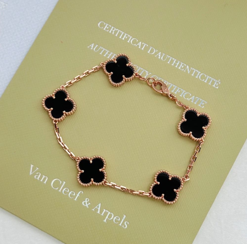Pulseiras e colares van cleef