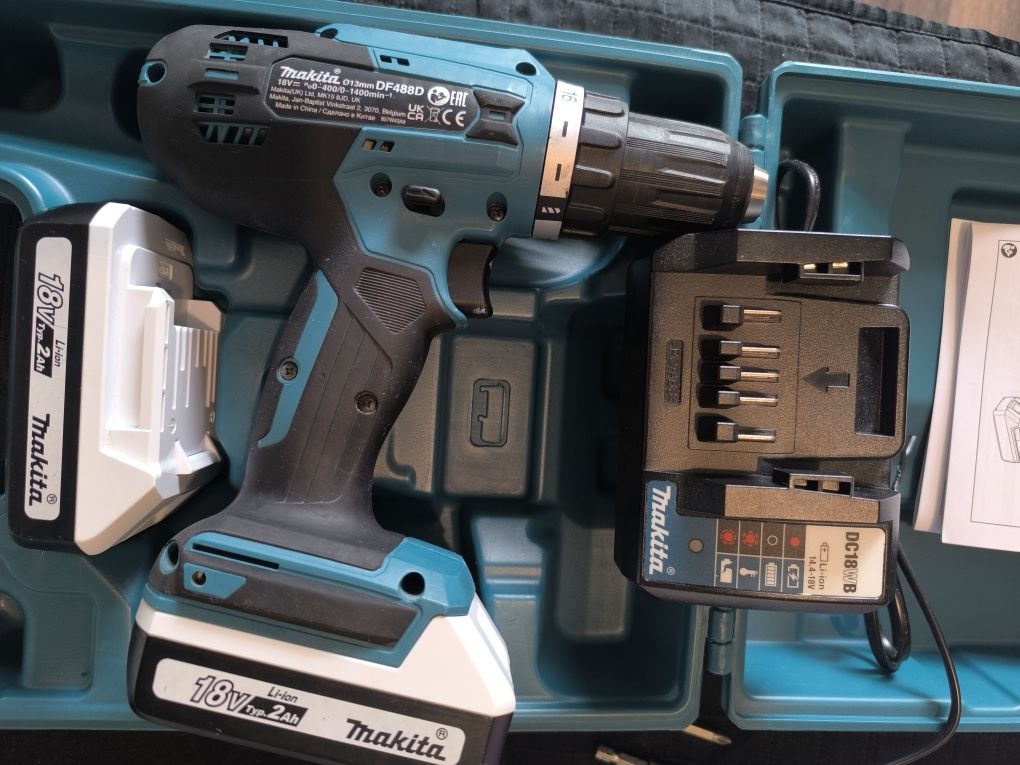 Aparafusadeira Makita 18v  com 2 baterias 2ah