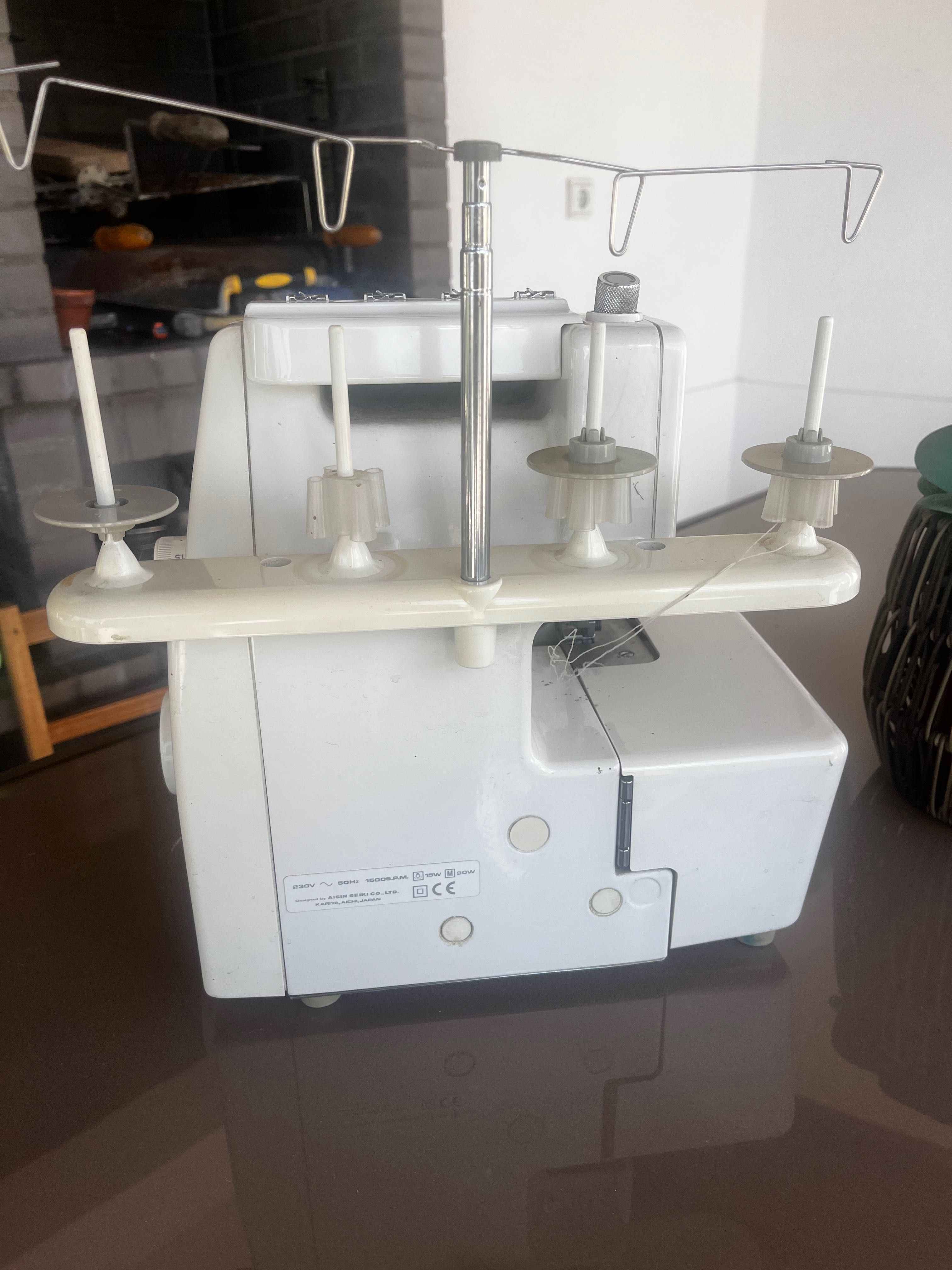 Maquina de Costura corta e cose 4 fios toyota
