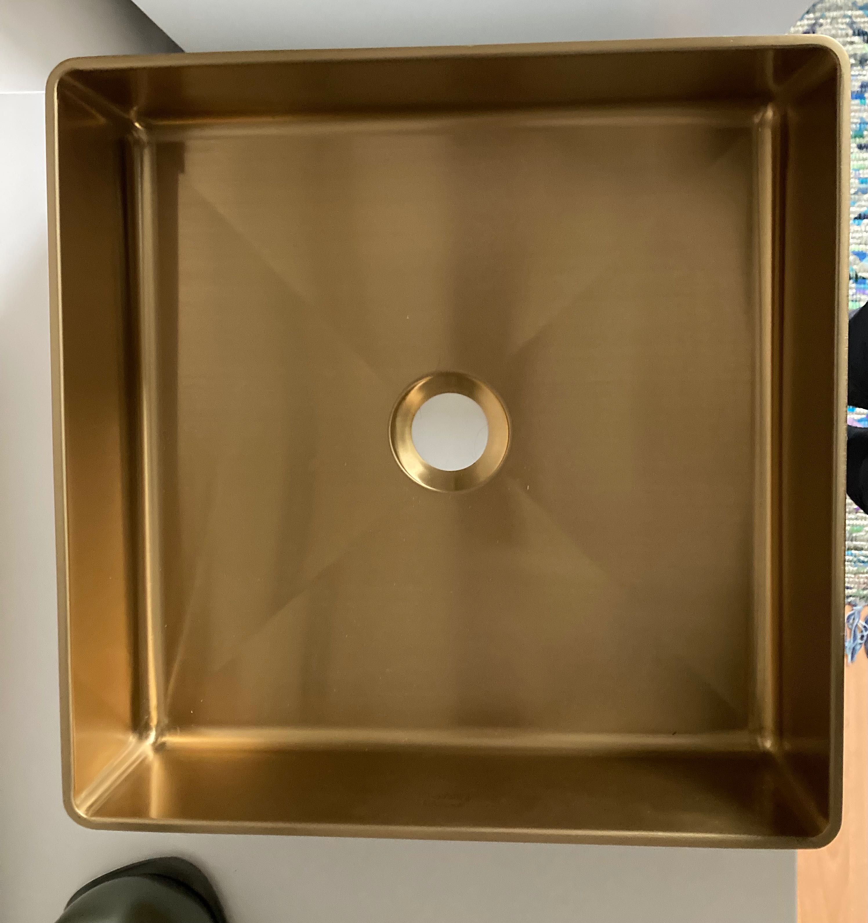 Stalowa umywalka złota Laveo Pola 36 cm
