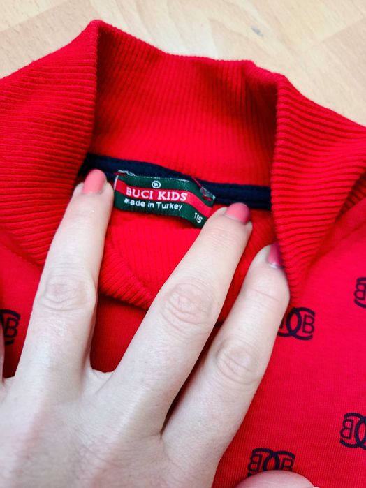 Віддам безкоштовно светр на дівчинку