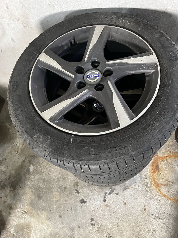 4 Pneus Seminovos com Jantes 16” Volvo