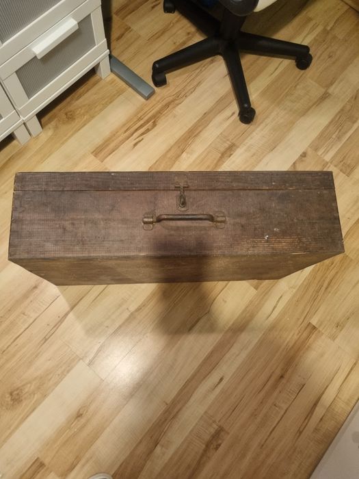 Dewniana skrzynia
Wymiary: 75x43x20 cm.
Nam służyła j