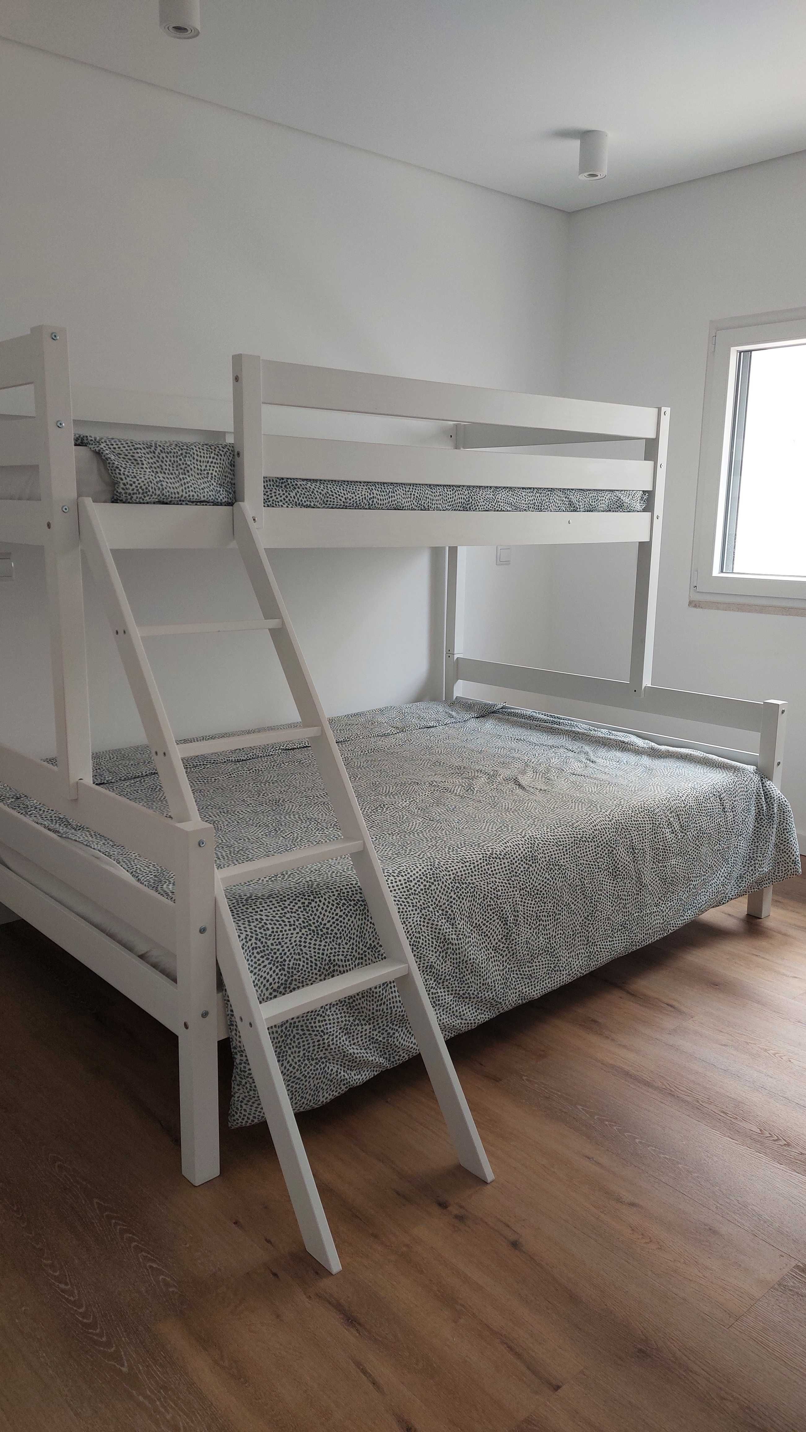 Beliche, com cama de solteiro e de casal (colchões incluídos)