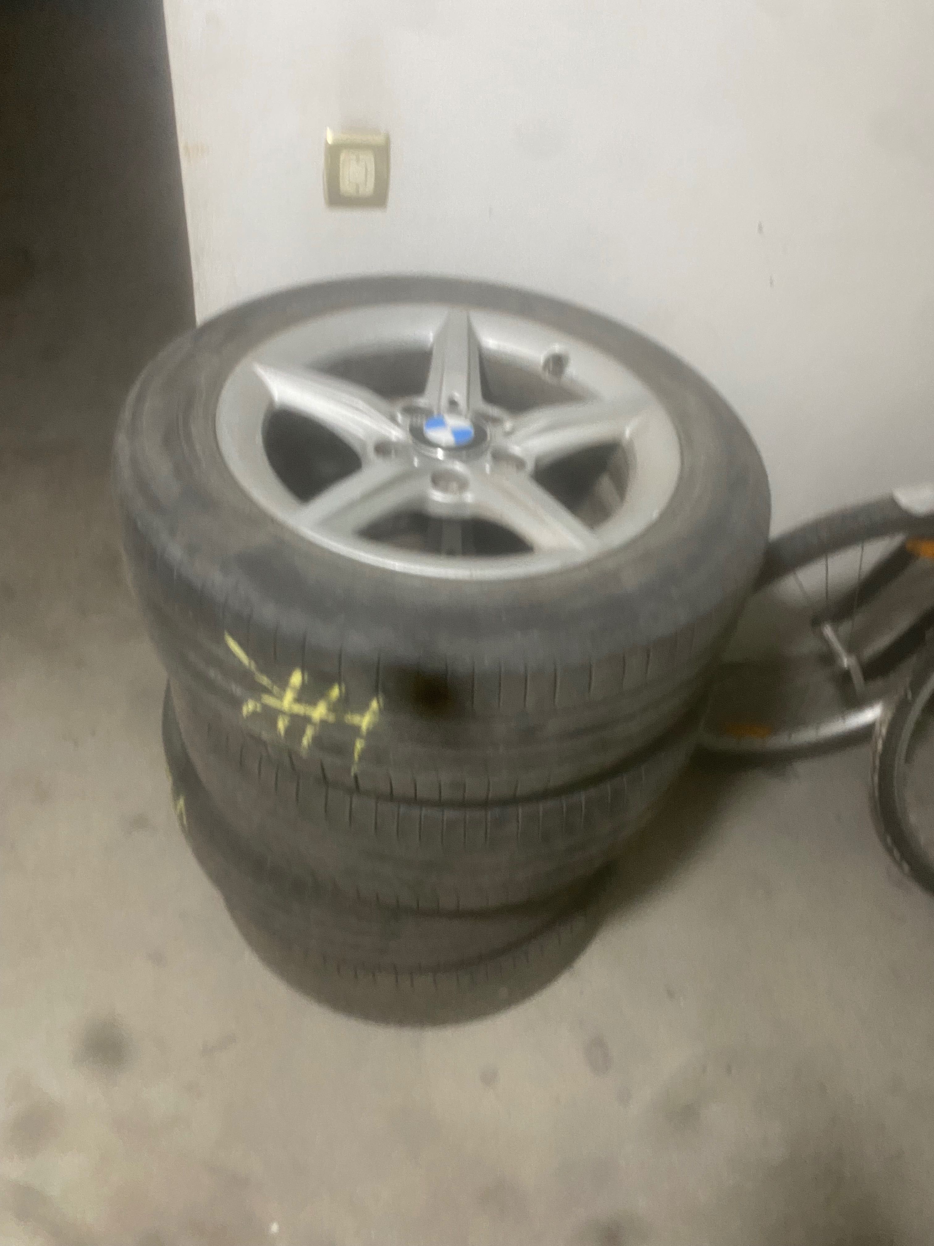 Vendo 4 peneus  e jantes de bmw série 1