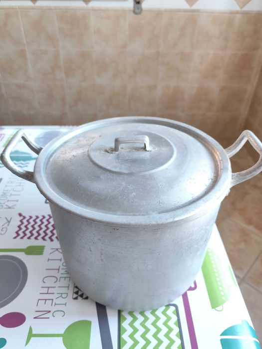 Panela em alumínio 26cm x 20 cm
de altura