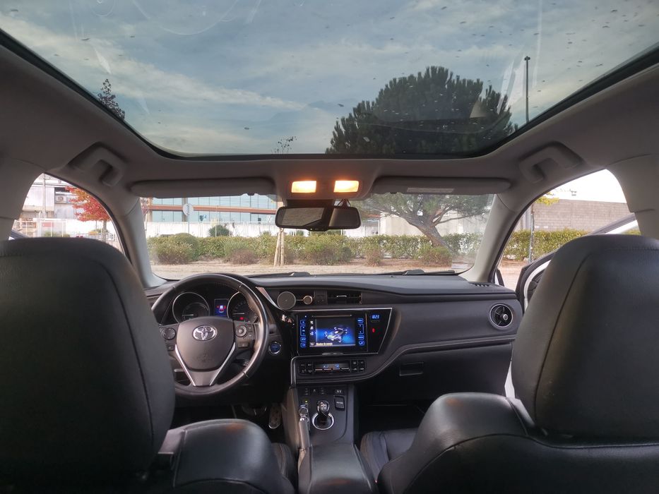 Toyota auris touring sports hybrid