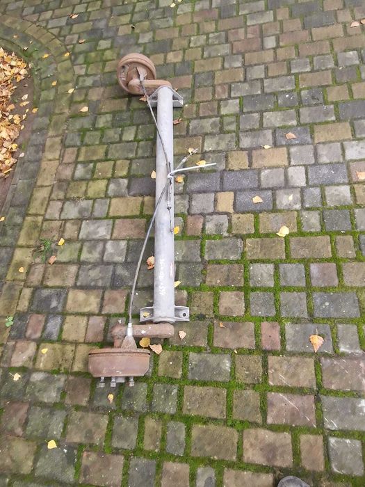 Oś belka przyczepki hamowana  Knottt