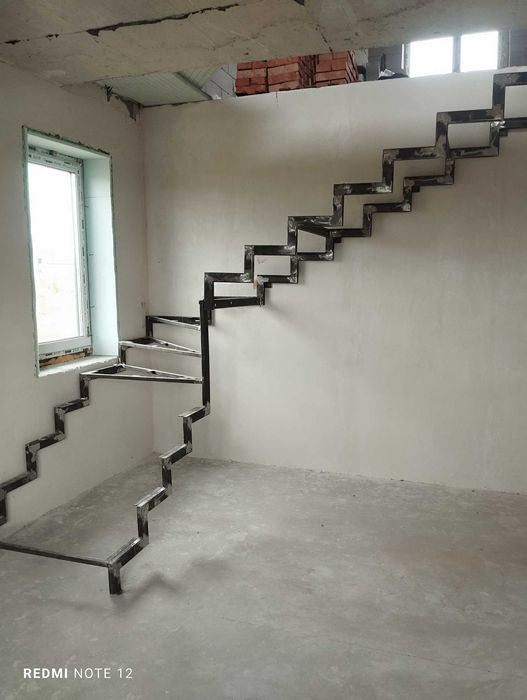 Продам сходи металеві