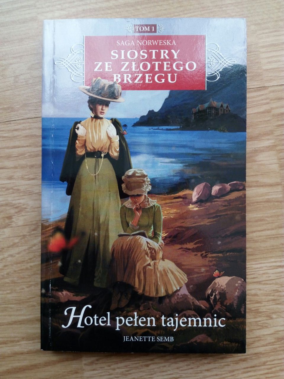 Siostry ze złotego brzegu, Hotel pełen tajemnic