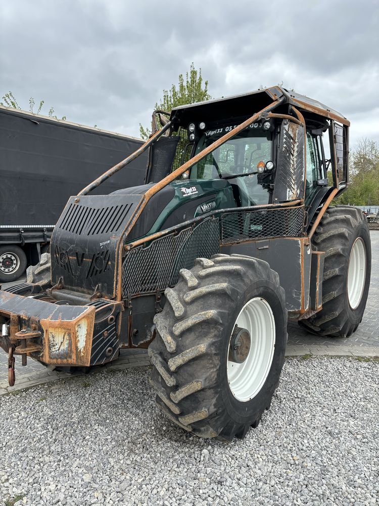 Ciągnik w leśnej zabudowie claas valtra