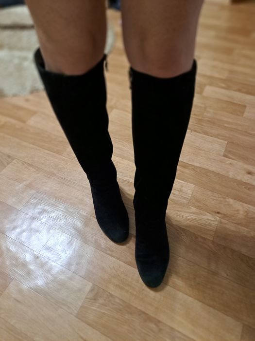 Гарні замшеві зимні чобітки