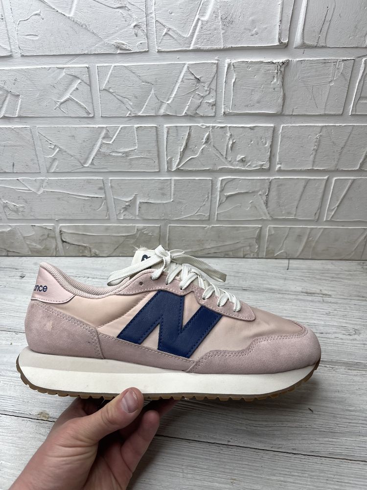 Яркие кроссовки New balance 237