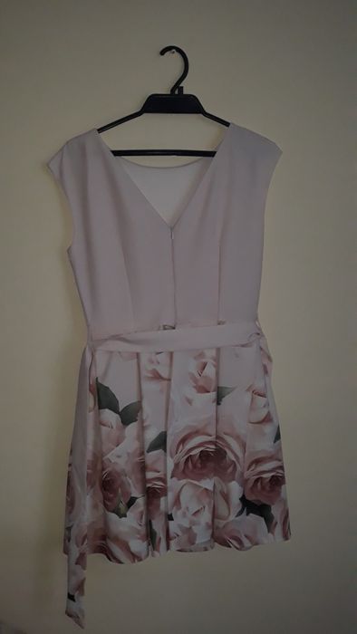 Sukienka z motywem kwiatowym w pudrowym kolorze