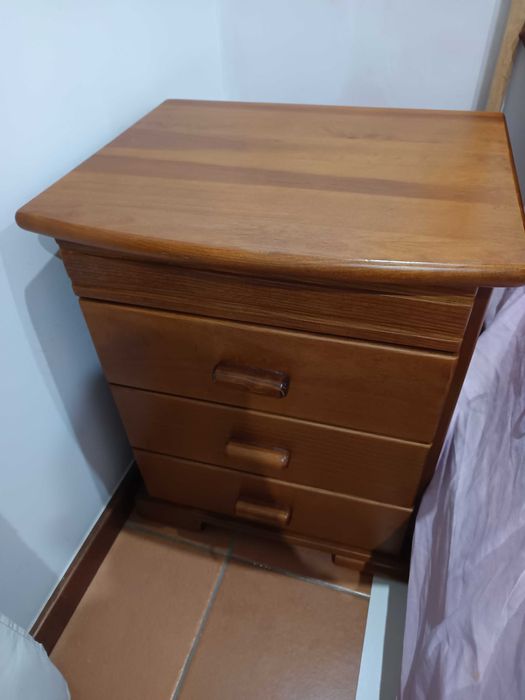 Comoda e mesas de cabeceira