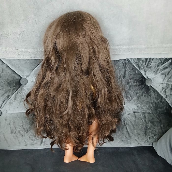 Śliczna lalka z długimi włosami.