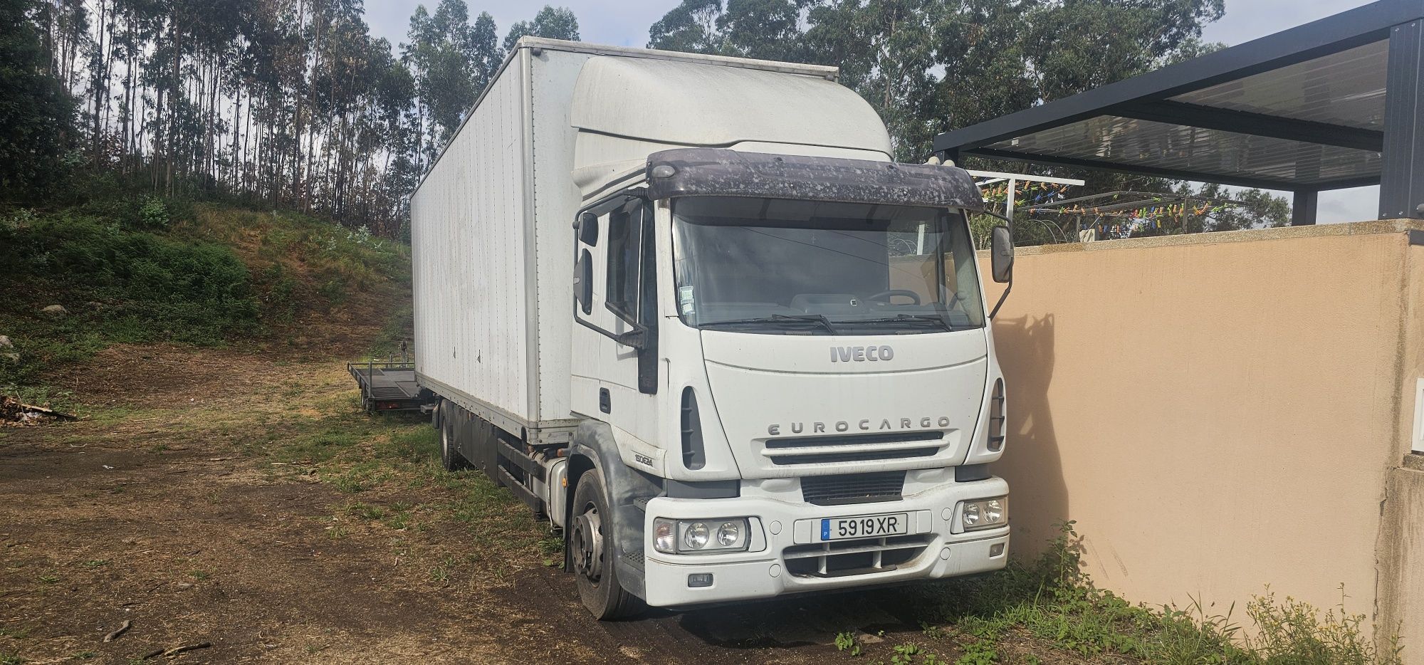 Camião iveco com plataforma