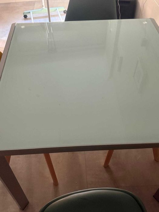 Mesa extensível com 4 cadeiras - Bom estado!