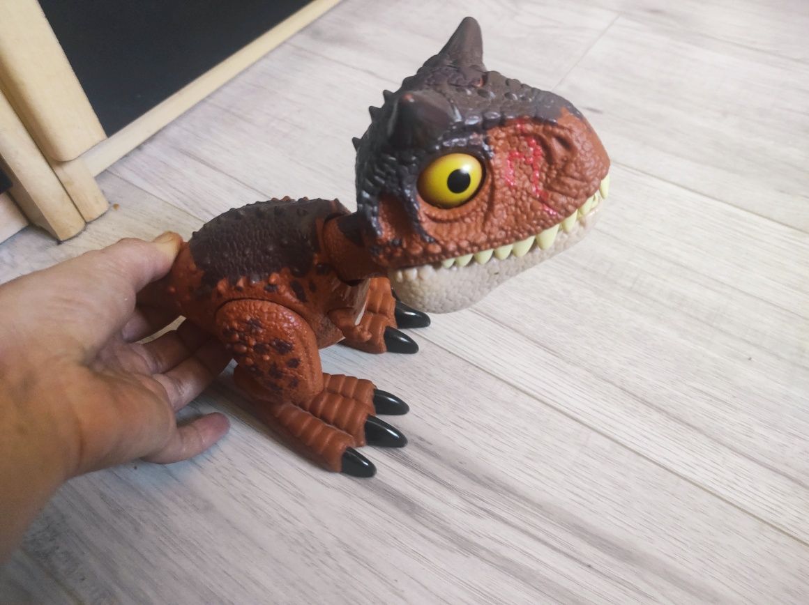 Jurassic World Karnotaur Toro Dino Gryz