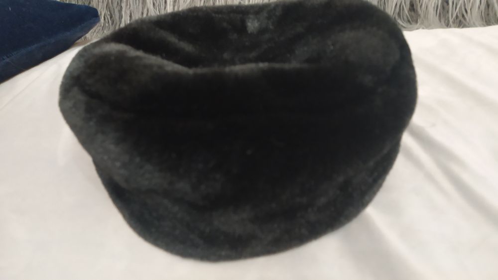 Jak nowa czarna, futrzana czapka francuska jak beret.
