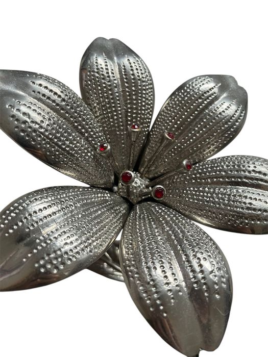 Cinzeiro Flor Vintage Prateado com Pérolas Vermelhas – Anos 80