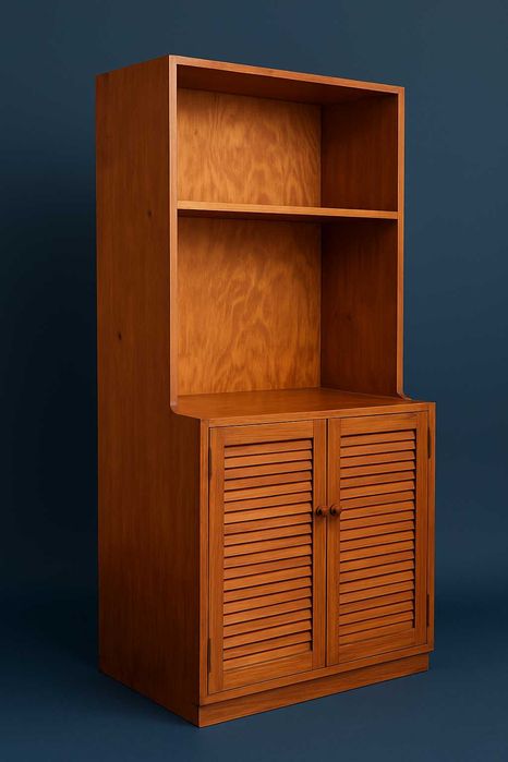 Móvel Rústico em Madeira Maciça com Prateleira e Portas Ripadas