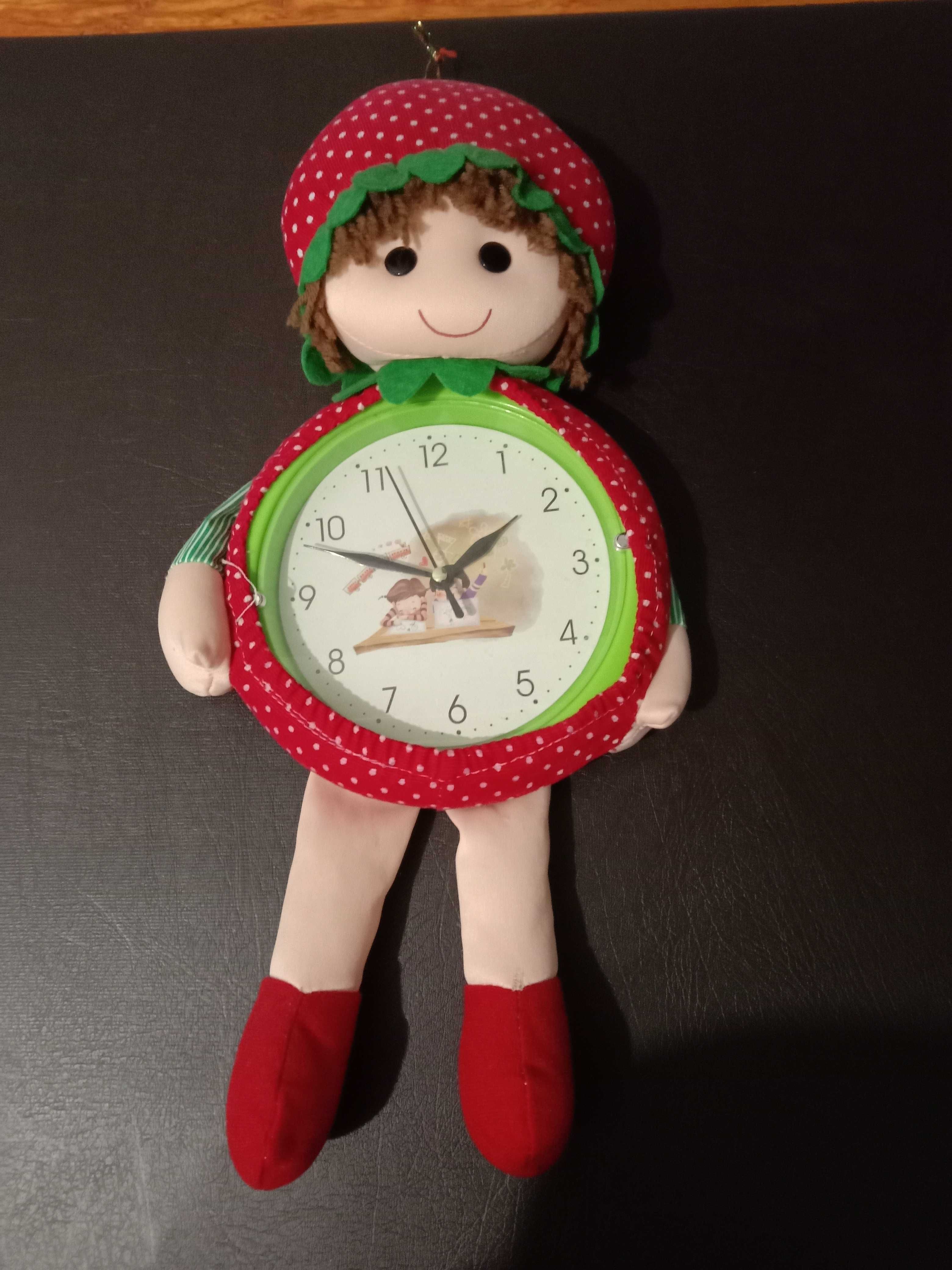 Часы настенные в форме куклы