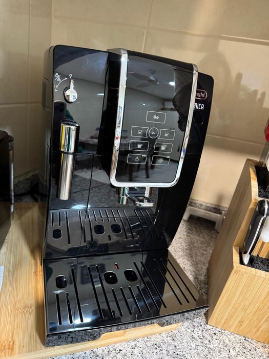 Máquina café automática Dinâmica DeLonghi preta com detalhe prateado