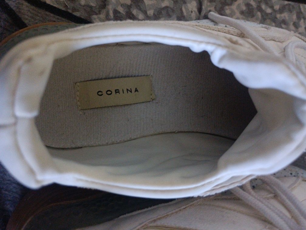 Tênis  cremes Corina