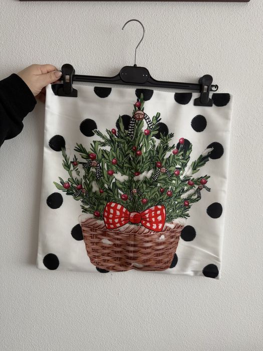Biała świąteczna poszewka w kropki na poduszkę z choinką 40x40