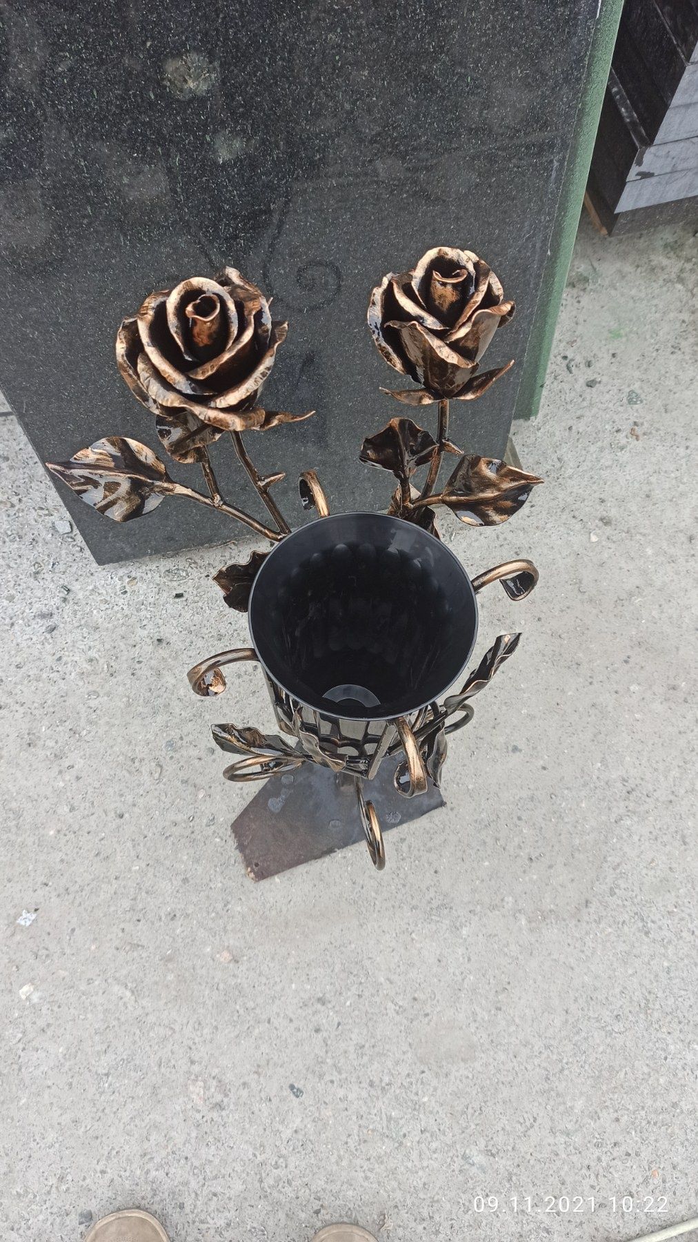 Кованые розы и ваза