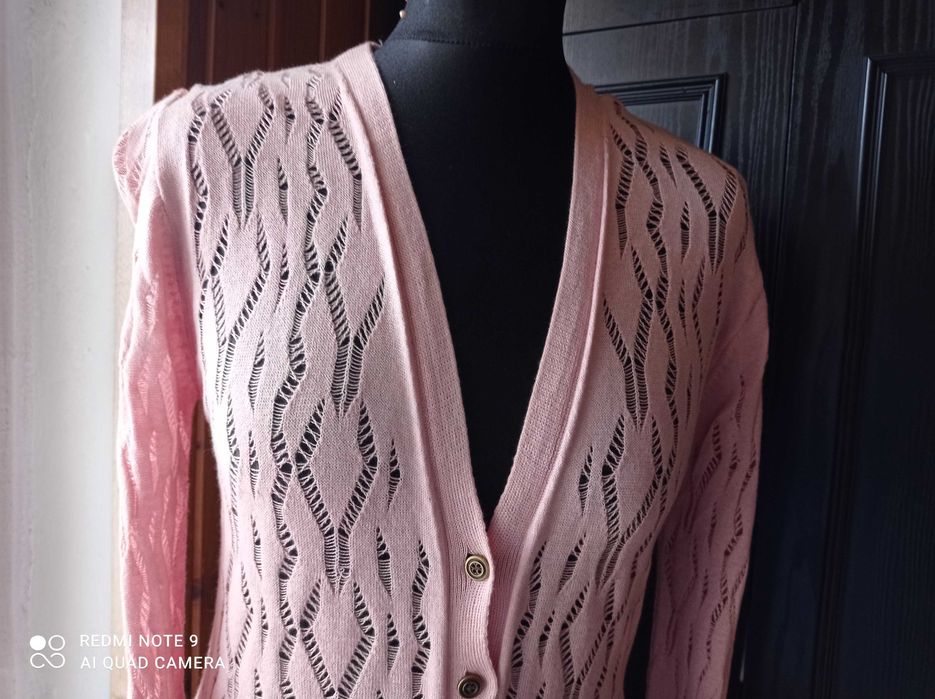 Świetny ażurowy sweterek damski z długim rękawem.