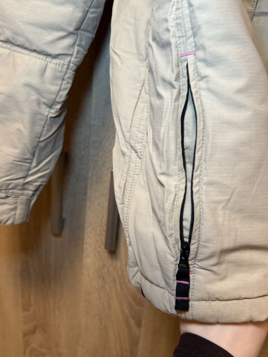 Куртка бежевого кольору