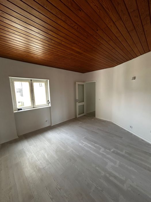 Apartamento T3 sem móveis remodelado no Monte Estoril-Arrendamento