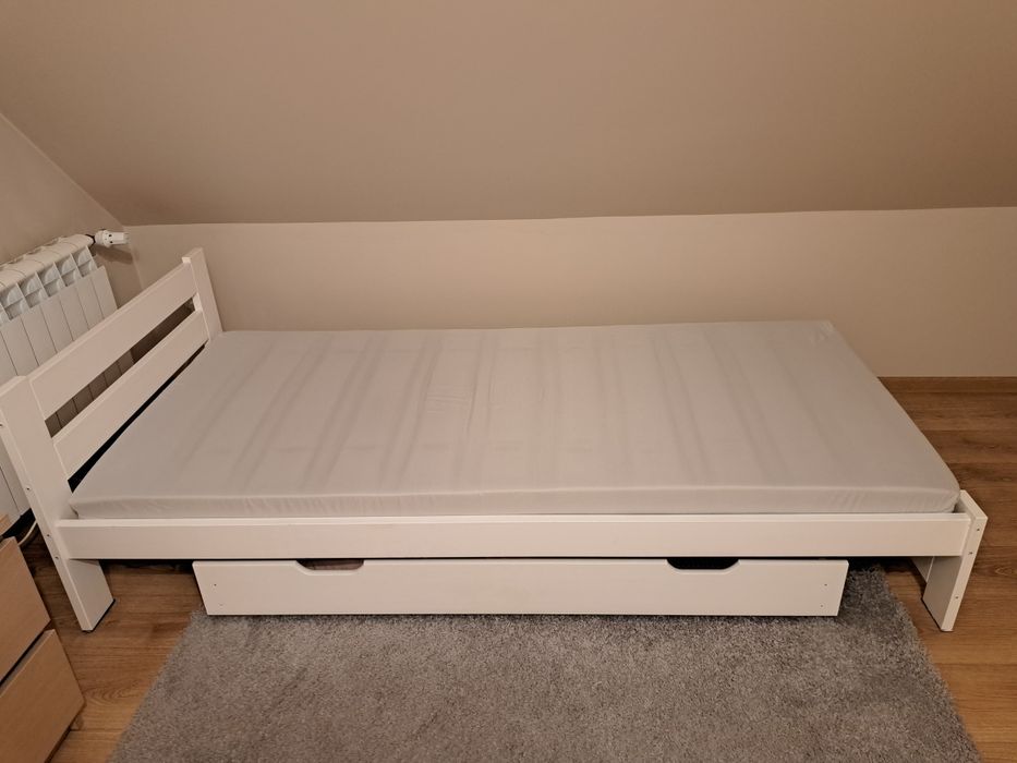 Łóżko z materacem