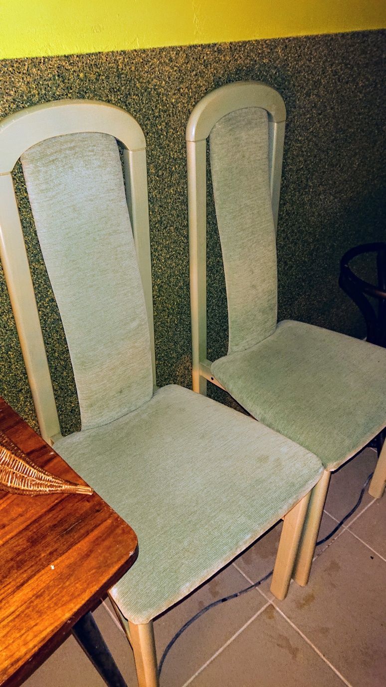 Stylowe krzesło z drewna i tapicerki